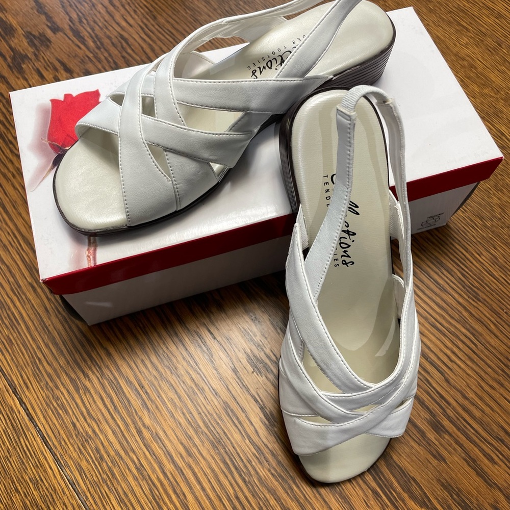 Tender Tootsies, Collection, White Bahai Sandal 9M, NIB